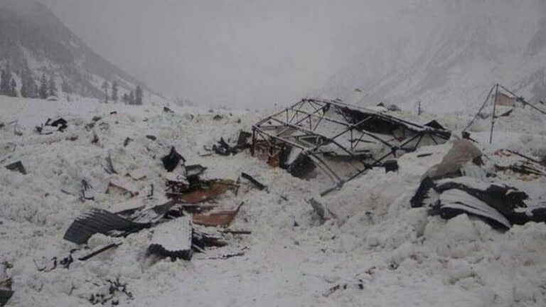 Uttarakhand avalanche traps 21 mountaineers, 8 rescued: Police Uttarakhand avalanche traps 21 mountaineers, 8 rescued: Police