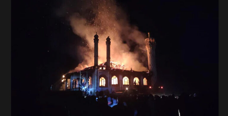 Massive fire breaks out at Jamia Masjid in J&K’s Drass