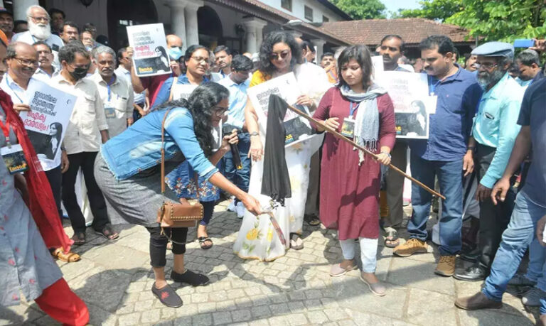 Kerala: Muslim women set hijab on fire in support of Iranian movement