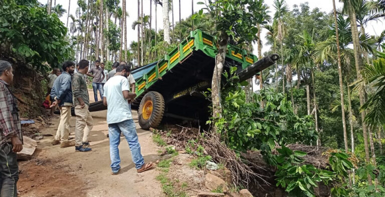 Belthangady: Labourer dies as tractor overturns Belthangady: Labourer dies as tractor overturns