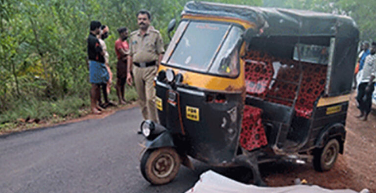 Vittal: Driver dies as autorickshaw overturns Vittal: Driver dies as autorickshaw overturns