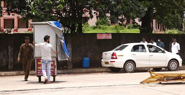 Street vendors vacated from Yeyyadi-Padavinagady road Street vendors vacated from Yeyyadi-Padavinagady road
