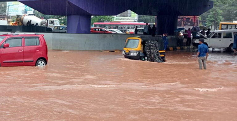 Heavy rain inundates road, traffic hit for hours in Pumpwell Heavy rain inundates road, traffic hit for hours in Pumpwell