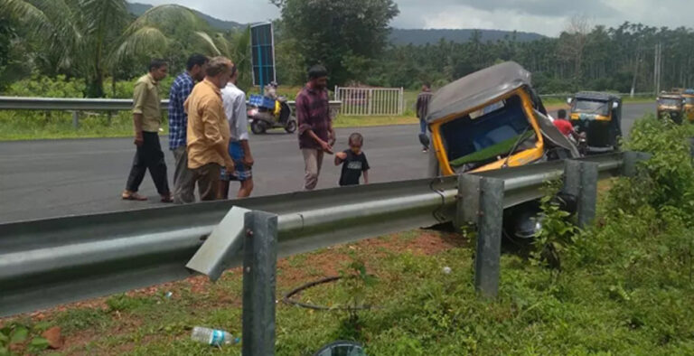 Auto overturns in bid to avert hitting mongoose, driver injured Auto overturns in bid to avert hitting mongoose, driver injured
