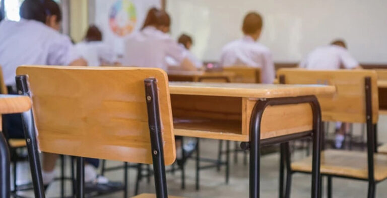 Delhi Govt bans students, teachers from using mobile phones in schools