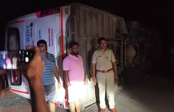 Moodbidri: Private bus on way to Bengaluru overturns; many injured Moodbidri: Private bus on way to Bengaluru overturns; many injured