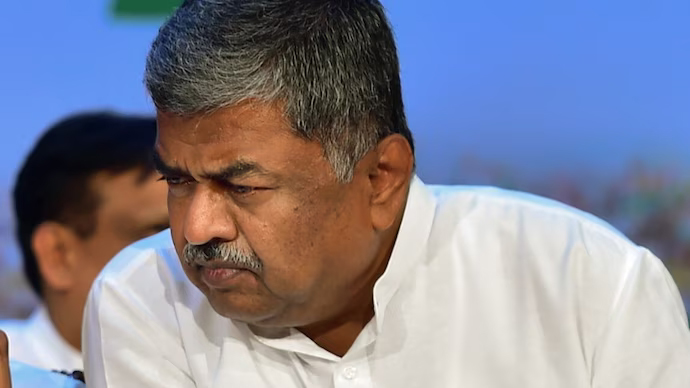 BK Hariprasad gets party notice for remarks against Siddaramaiah BK Hariprasad gets party notice for remarks against Siddaramaiah